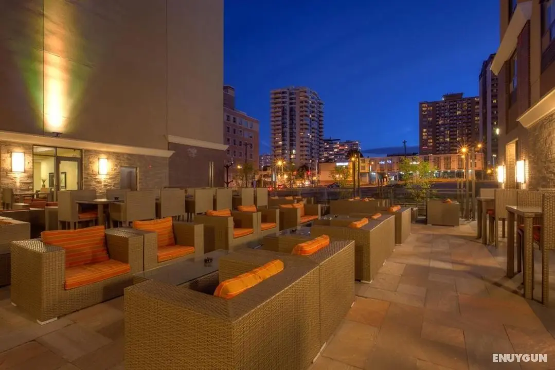 Staybridge Suites Hamilton - Manzara / Peyzaj