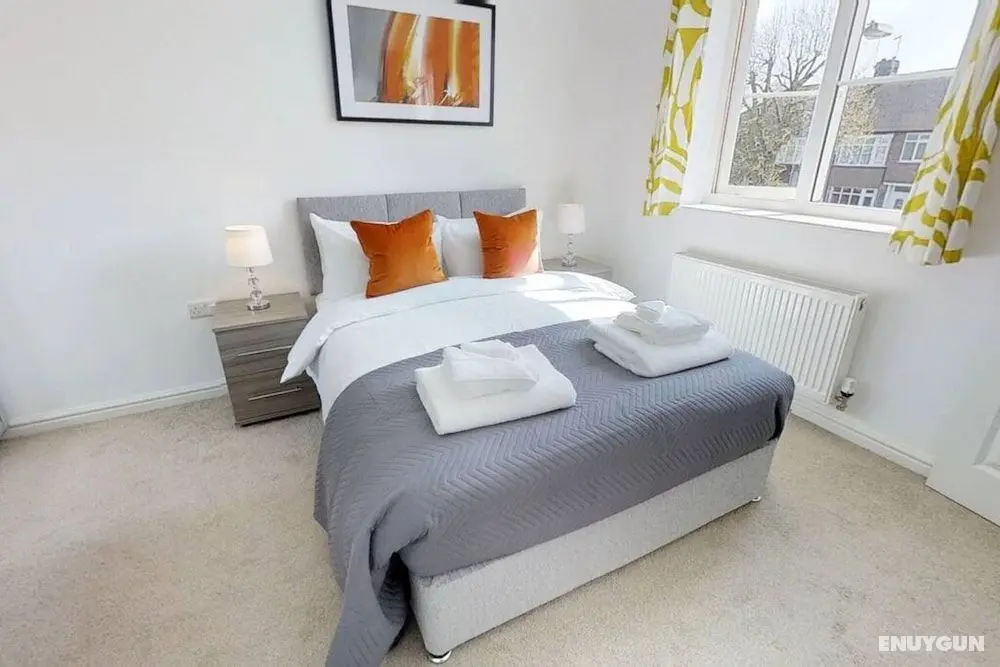 Stayzo - Cole Green Lane - Ideal for Your Next Staycation or Workcation Whole House With Wi-fi - Öne Çıkan Resim