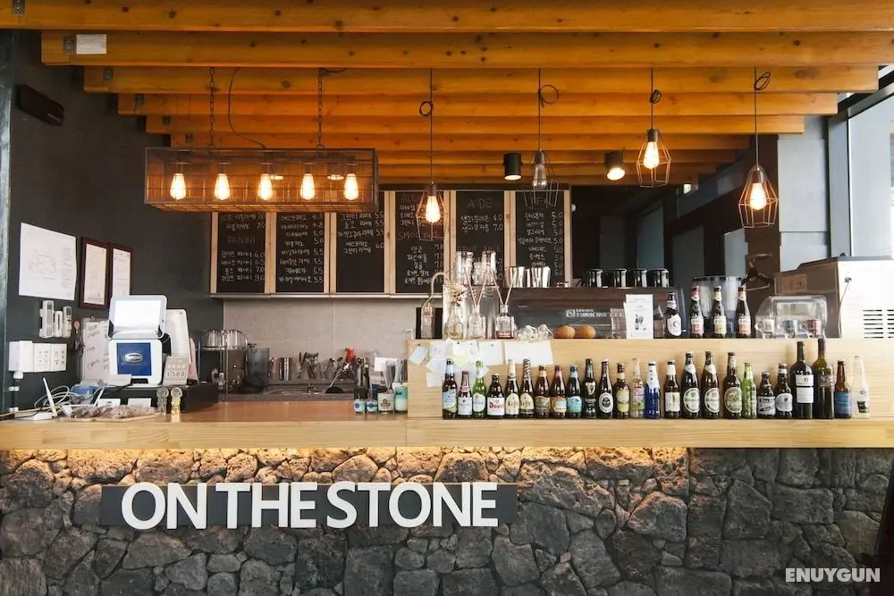On The Stone Guesthouse 1 - Hostel - Lobi