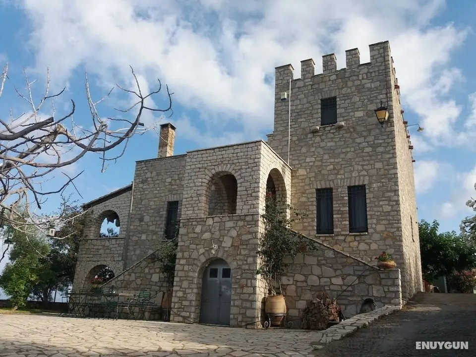 Stone Studio in Tower near Beach - Öne Çıkan Resim
