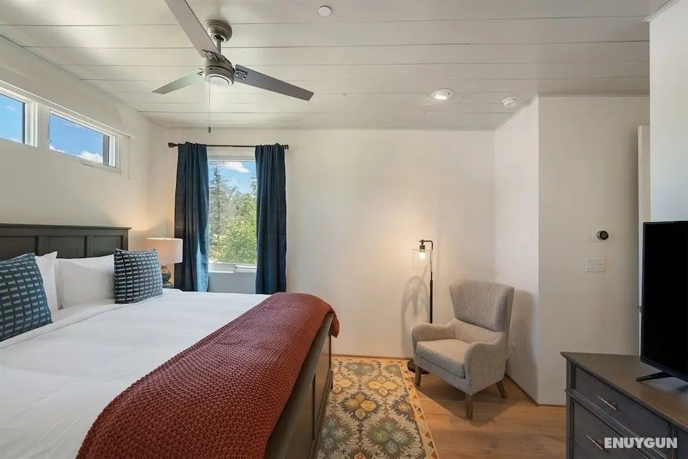 Stone's Throw - Unbeatable Location, Lovely Modern Interior - Oda
