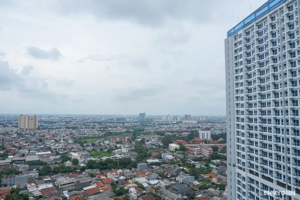 Strategic Location 1BR Apartment @ Puri Mansion near Puri By Travelio - Oda Manzaraları