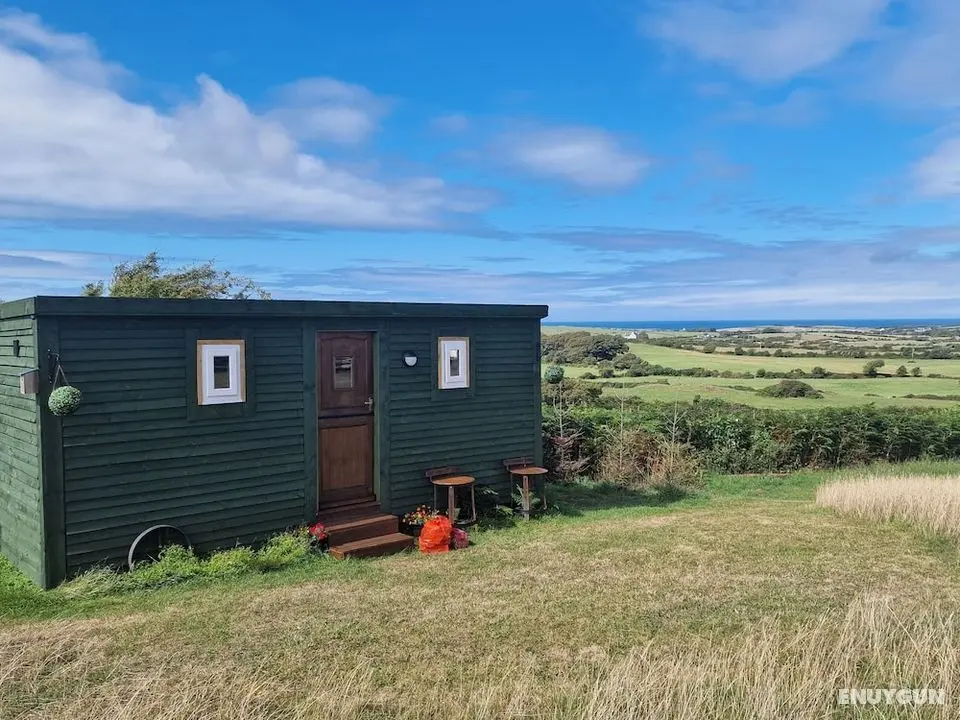 Stunning 1-bed Shepherd hut in Holyhead - Öne Çıkan Resim
