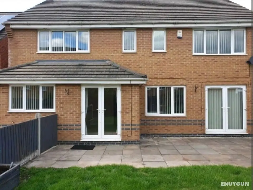 Stunning 4-bed House in Walsall - Öne Çıkan Resim