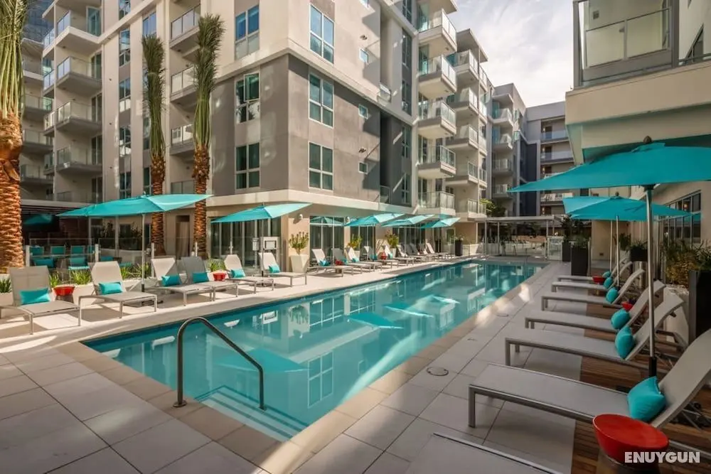 Resort Style Suites in Downtown LA - Öne Çıkan Resim