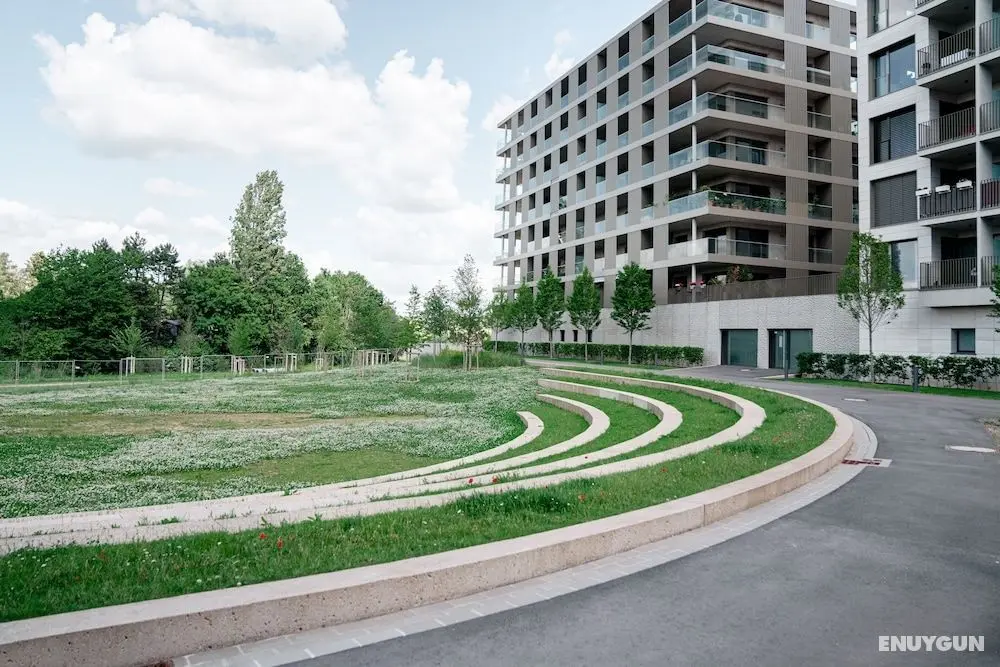 Stylish 1BR Apt w Balc Cloche dOr - Dış Mekan