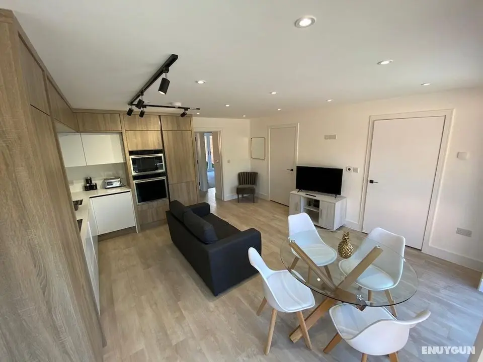 Stylish 2 Bed 2 Bath Flat with Garden - Öne Çıkan Resim