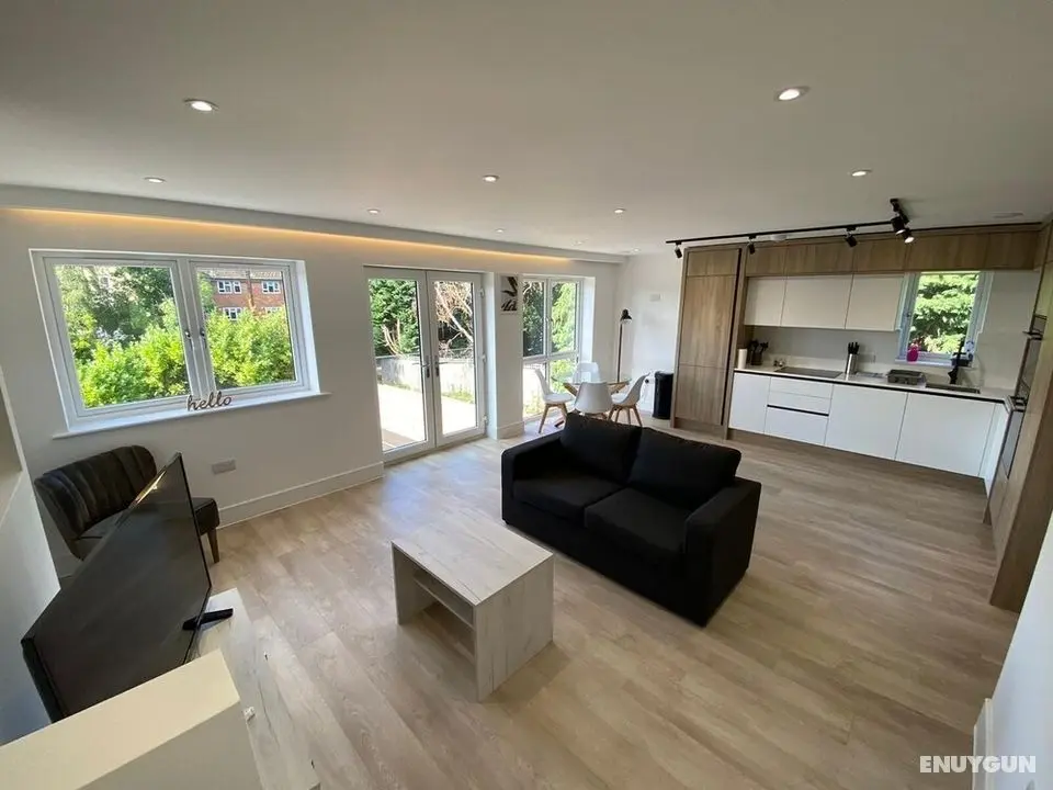 Stylish 2 Bed Flat with Parking - Öne Çıkan Resim