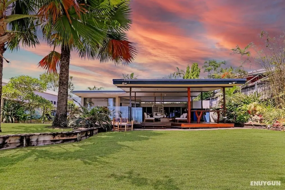 Stylish Beachfront House with Private Pool - Öne Çıkan Resim