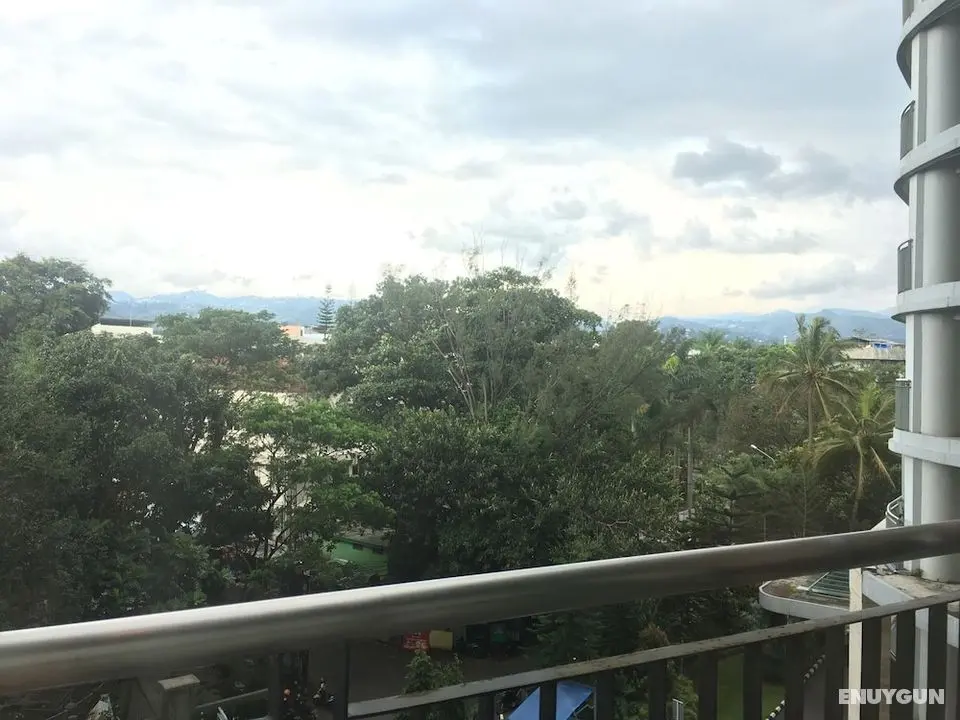Stylish & Comfortable Studio at Beverly Dago Apartment - Dış Mekan