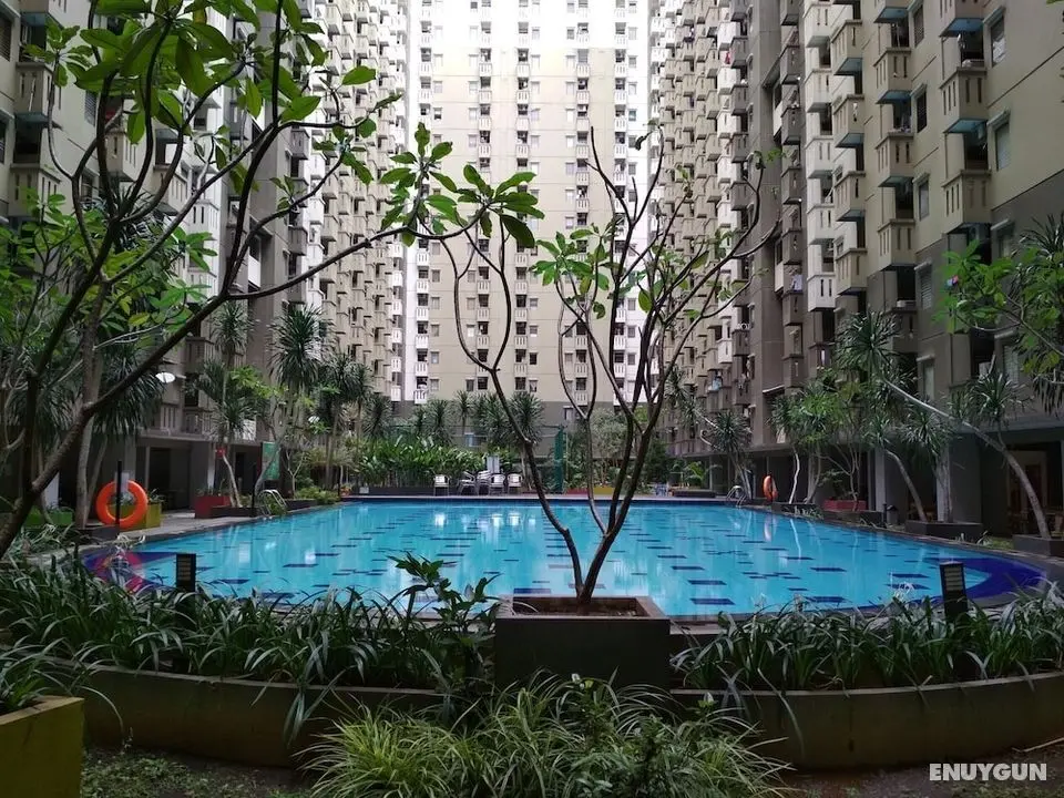 Stylish & Strategic 2BR at Gateway Ahmad Yani Cicadas Apartment near Mall - Havuz