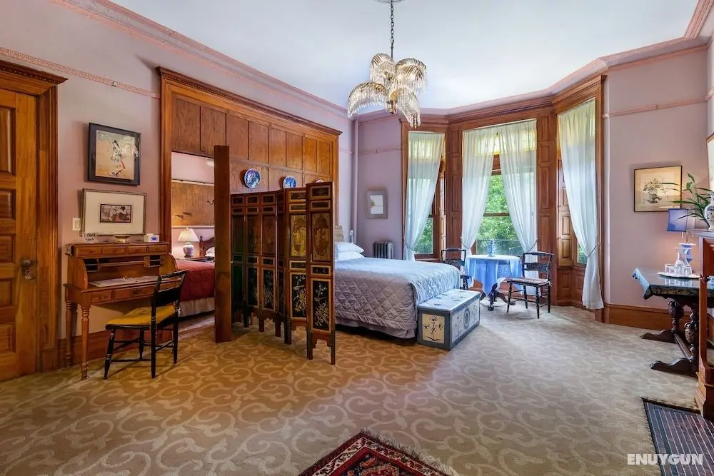 Suites in a Manhattan Mansion - Öne Çıkan Resim