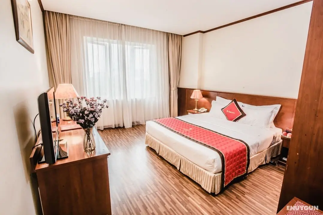SUNNY HOTEL 2 - Öne Çıkan Resim
