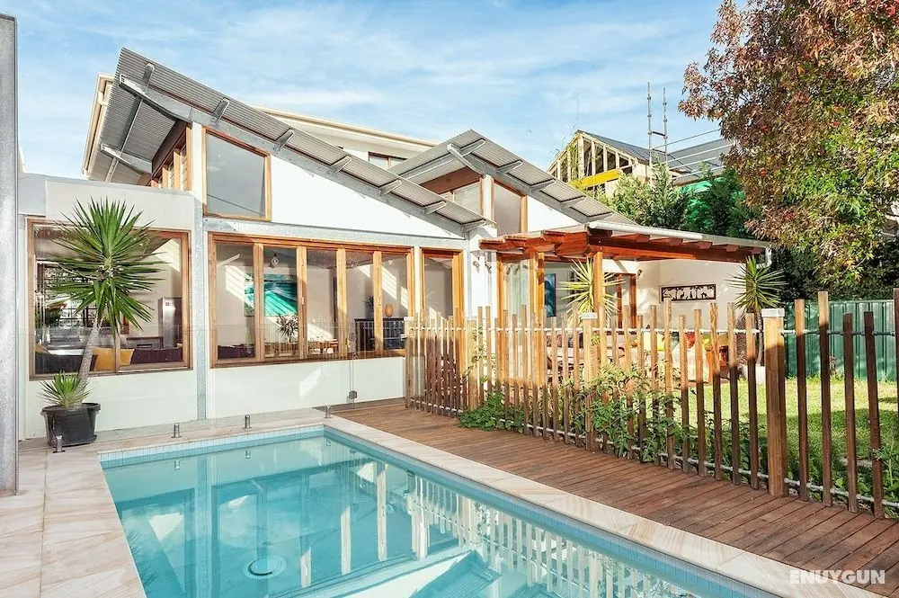 Sunny Family Beach House - Öne Çıkan Resim