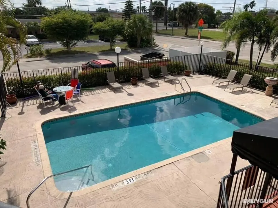 Sunny Palms Inn - Havuz