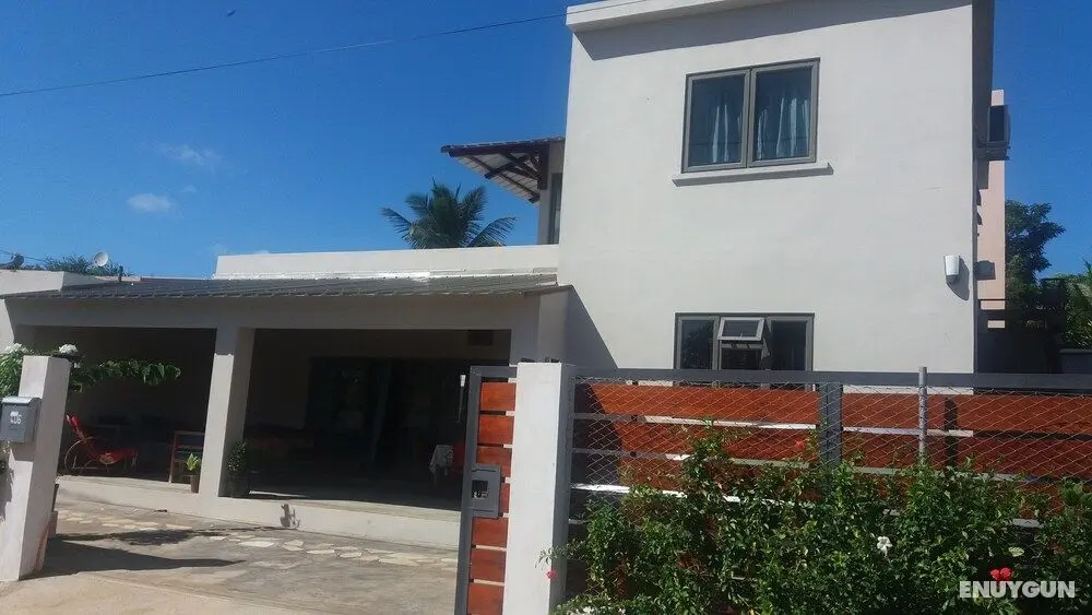 Sunny Private First Floor 1-br Beach Apartment With Spacious Balcony, Pool, Wifi - Mülk Olanakları