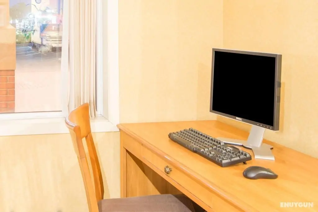 Super 8 by Wyndham Cornwall - Genel