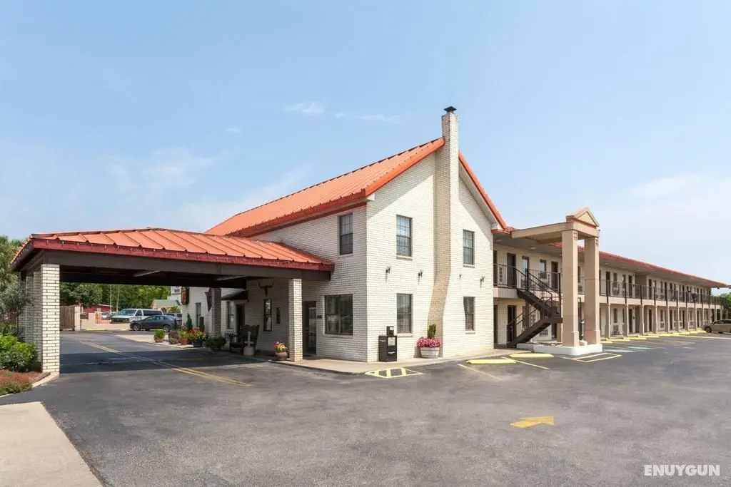 Super 8 by Wyndham Fredericksburg - Genel