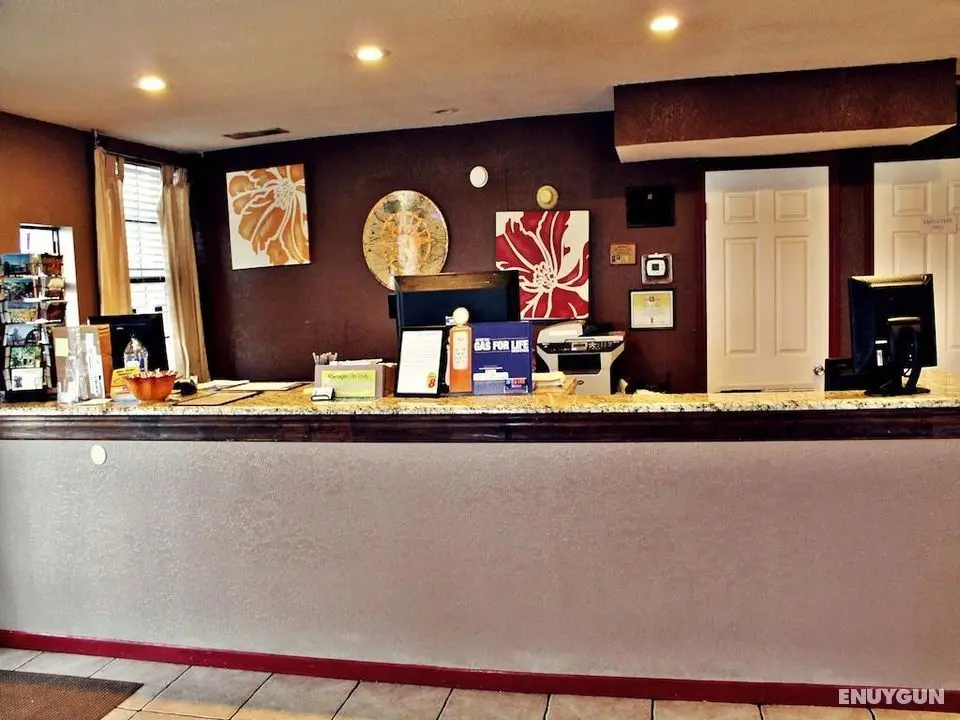 Super 8 by Wyndham Fredericksburg - Genel