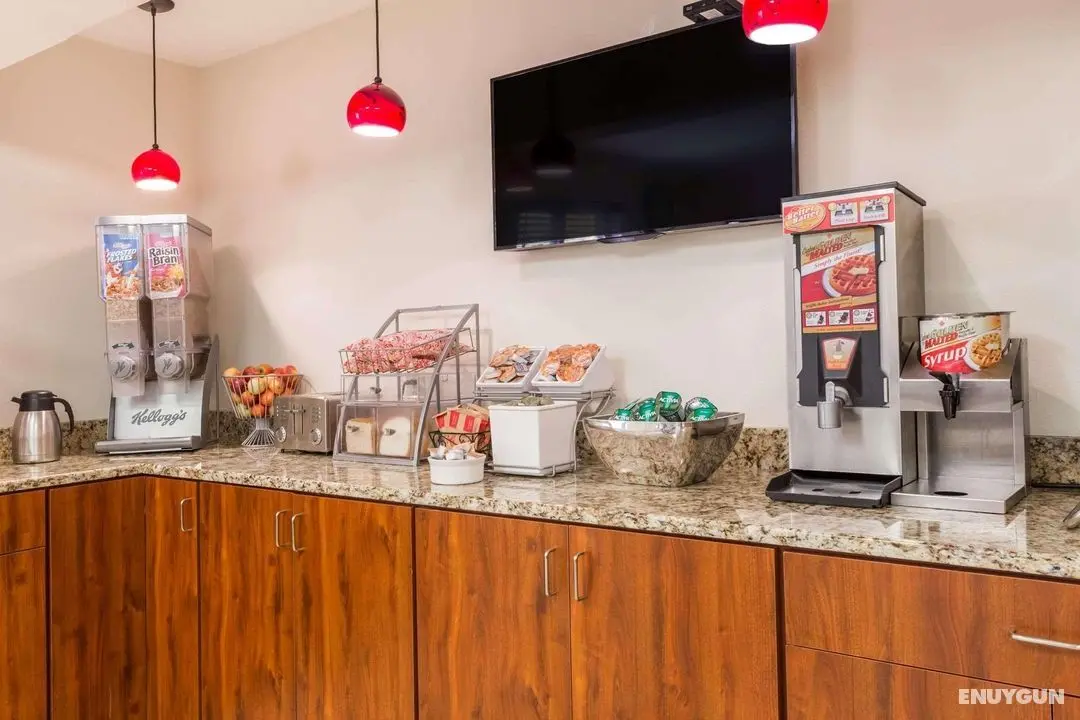 Super 8 by Wyndham Germantown/Milwaukee - Genel