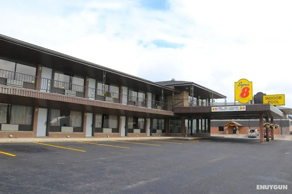 Super 8 by Wyndham Hearst ON - Dış Mekan