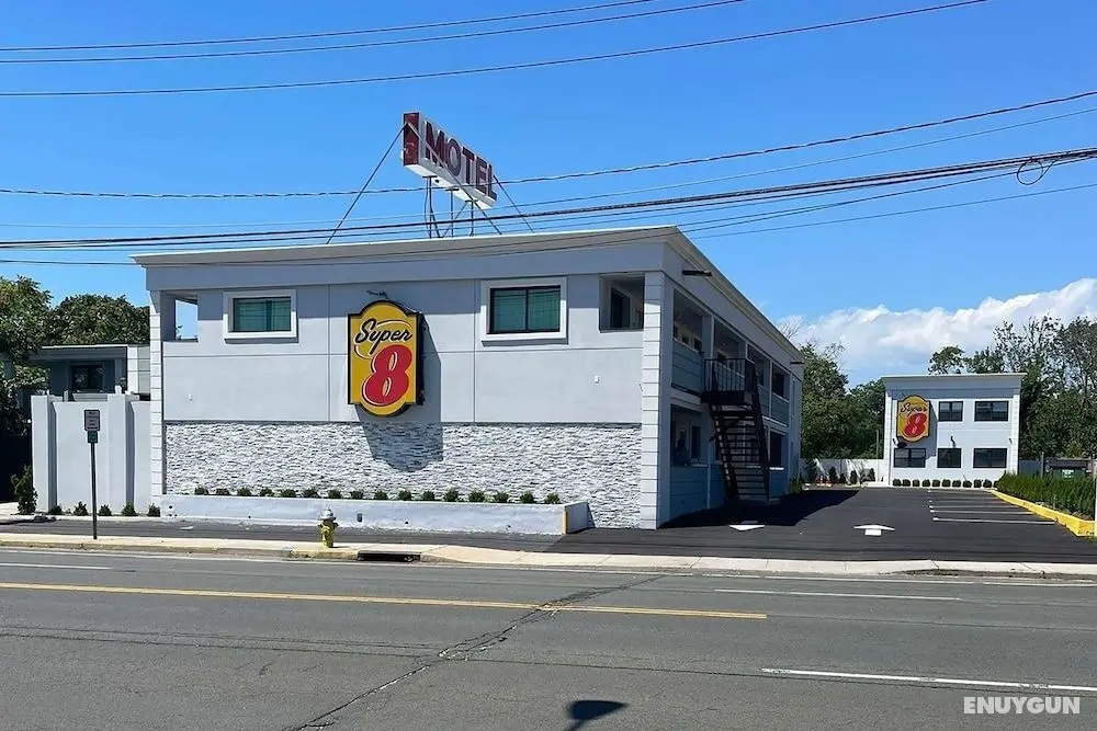 Super 8 by Wyndham Lindenhurst - Öne Çıkan Resim