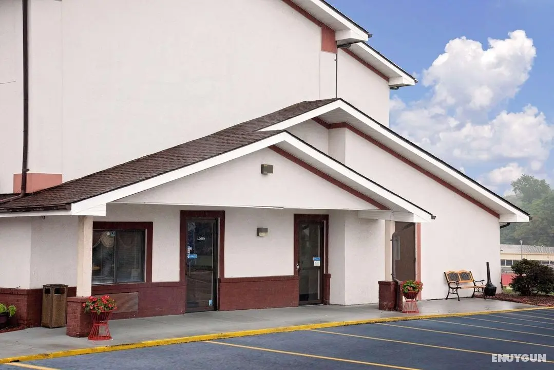 Super 8 by Wyndham Martinsburg - Genel