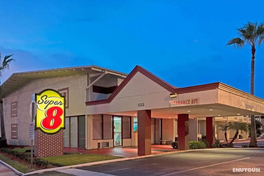 Super 8 by Wyndham Melbourne - Genel