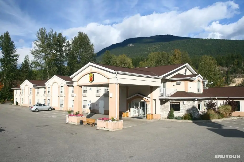 Super 8 by Wyndham Revelstoke - Genel