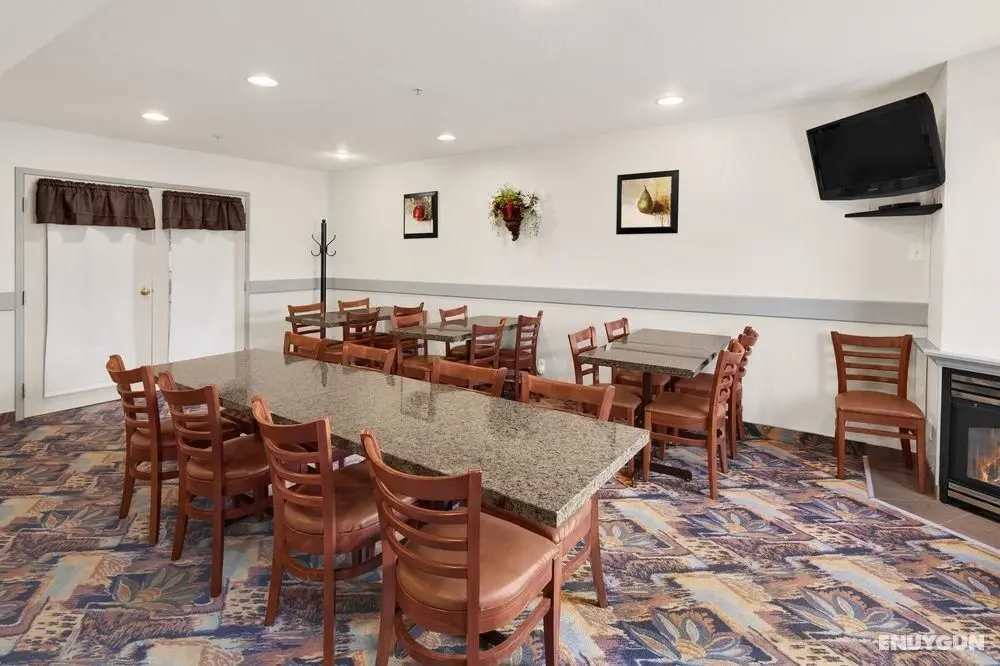 Super 8 by Wyndham Swift Current - Genel