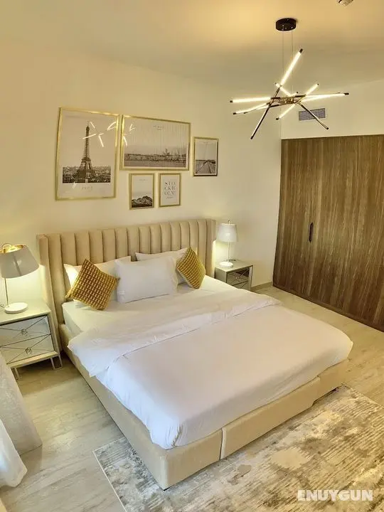 SuperHost - Lavish Condo with Burj View, Steps From Sea - Oda