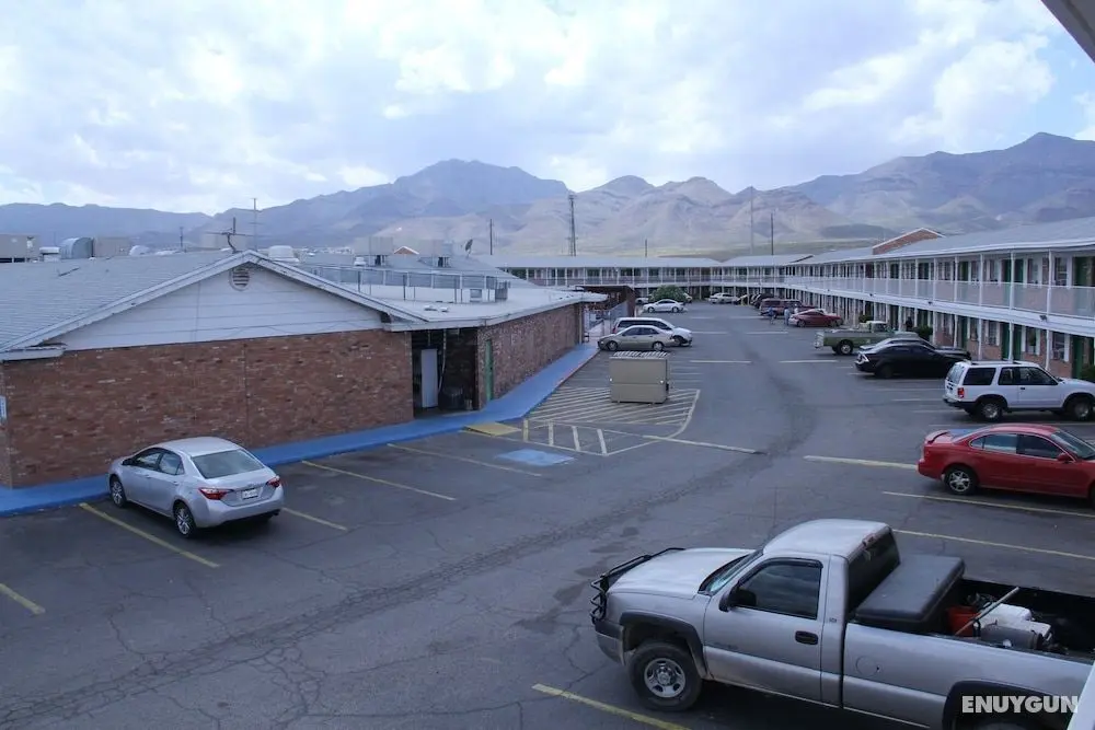 SuperLodge Motel - Otopark