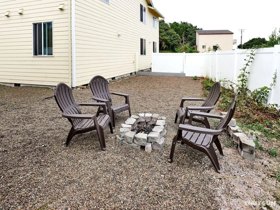 Surfer's Beach Retreat - Öne Çıkan Resim