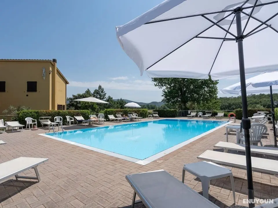 Surrounded by the Beautiful, Sloping Tuscan Landscape - Havuz