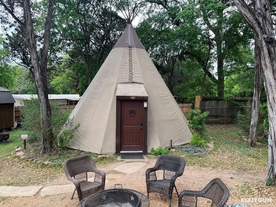 Sweet Grass Tipis on Guadalupe River - Öne Çıkan Resim