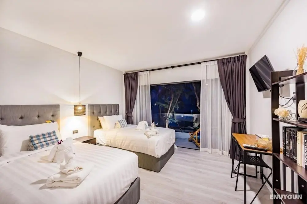 Thai Kamala Beach Front - Öne Çıkan Resim