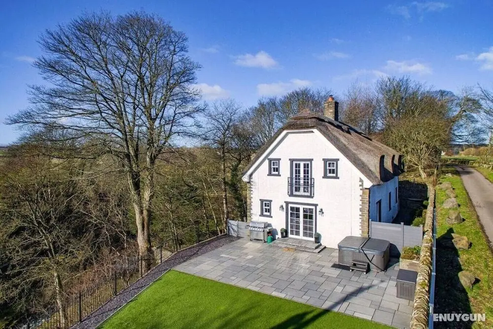 Thatched Cottage Thatched Cottage - Countryside Luxury w hot tub - Oda