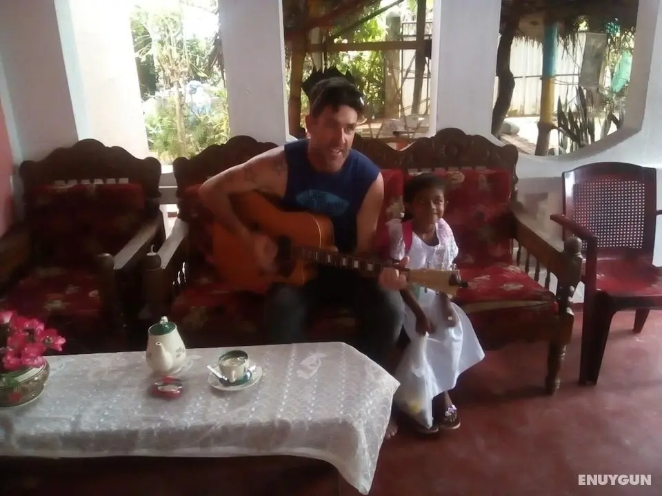 Thevindu guest & red mud resturent - Lobi