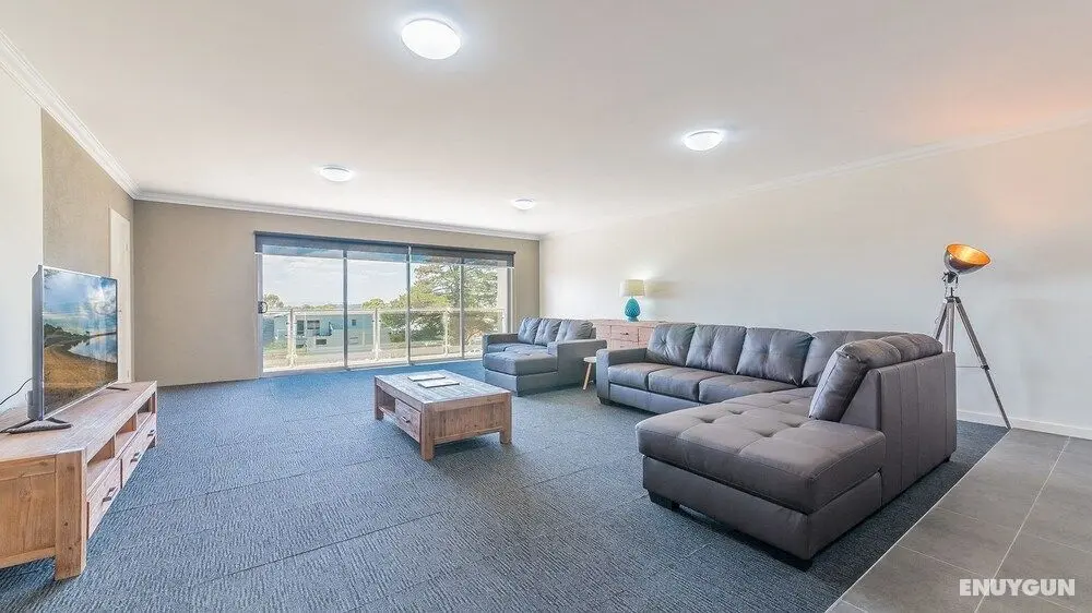 Thompson Avenue Apartments - 3 - Öne Çıkan Resim