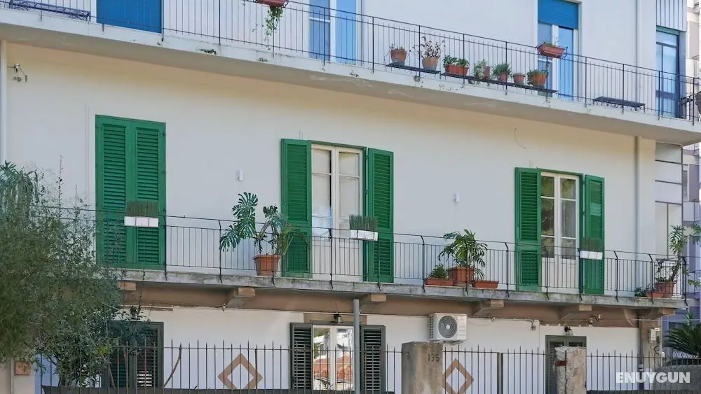 Three Rooms - Dış Mekan