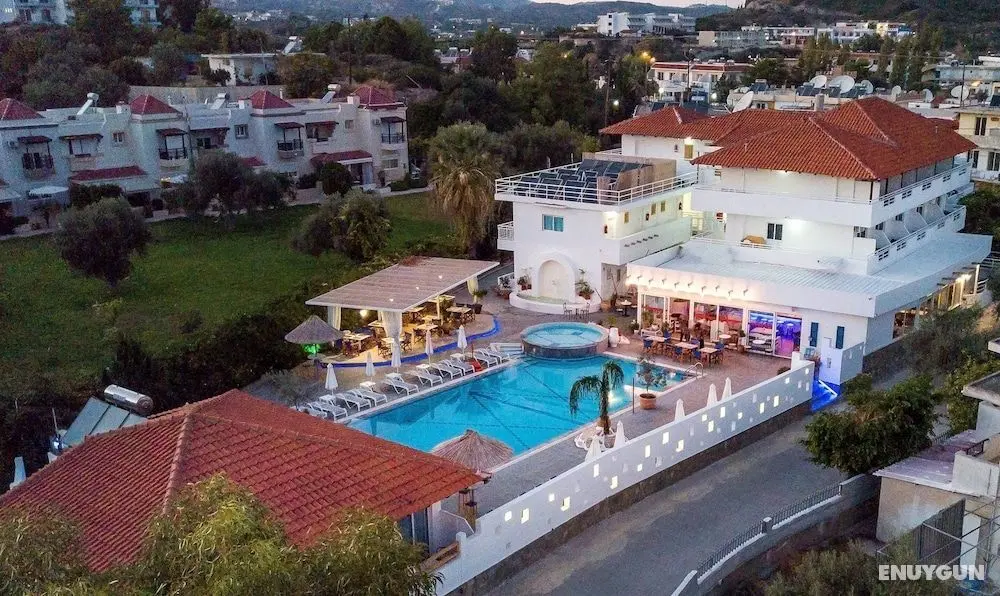 Tinas Plus Hotel - Dış Mekan
