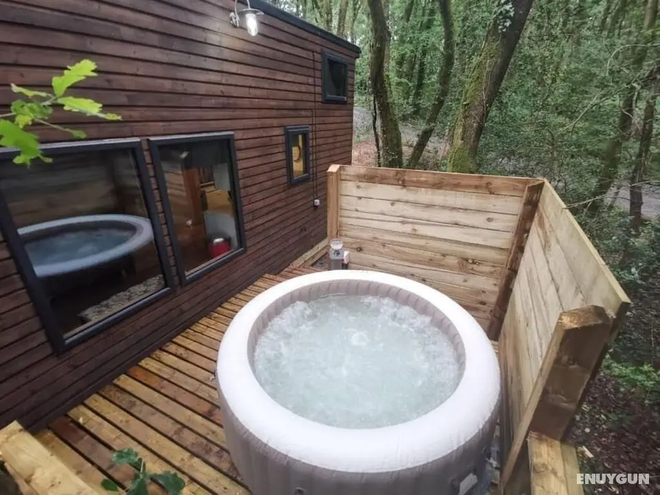 Tiny House Hot Tub - Öne Çıkan Resim