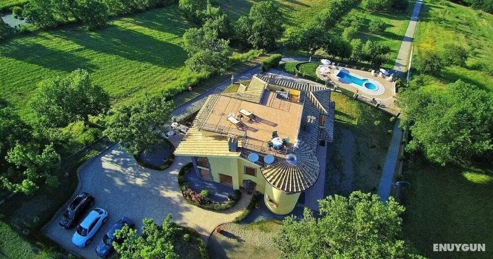 Villa on top of a Hill With an Enchanting View of Lake Bolsena - Öne Çıkan Resim