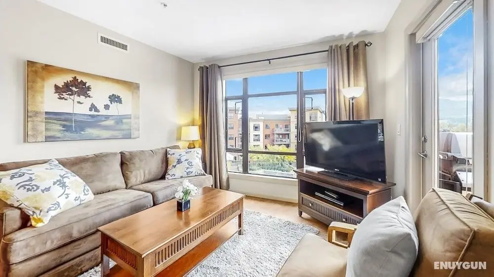 Top Floor Corner Unit With Pool and Lake View - Öne Çıkan Resim