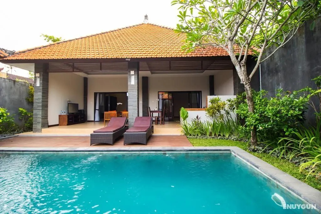 Transera Kirana Villa Seminyak - Genel