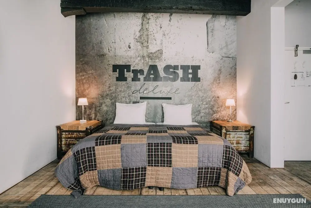 Trash Deluxe - Öne Çıkan Resim