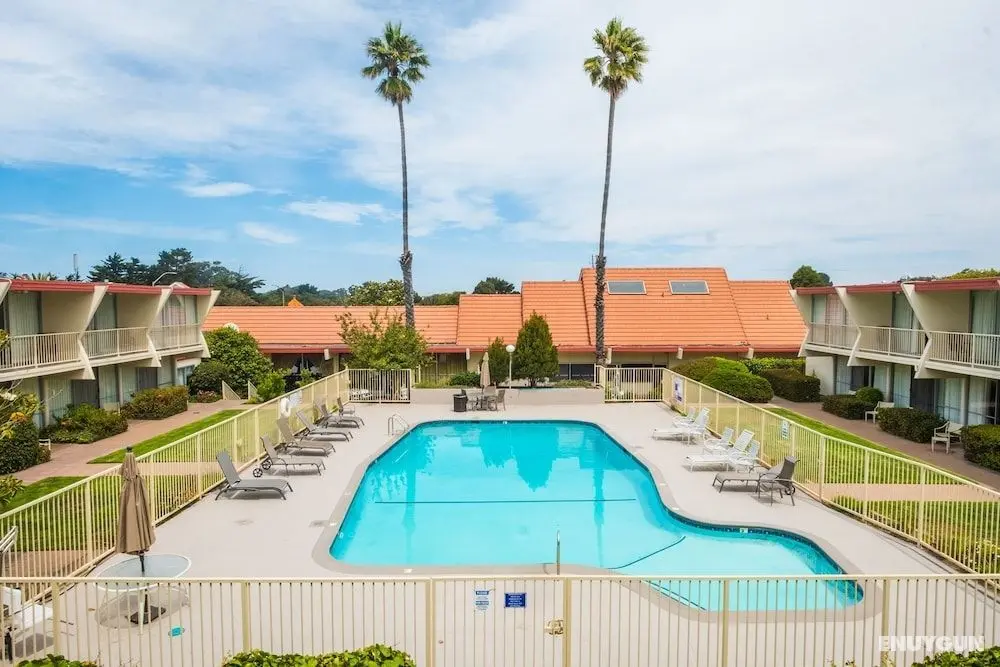Travelodge by Wyndham Monterey Bay - Havuz