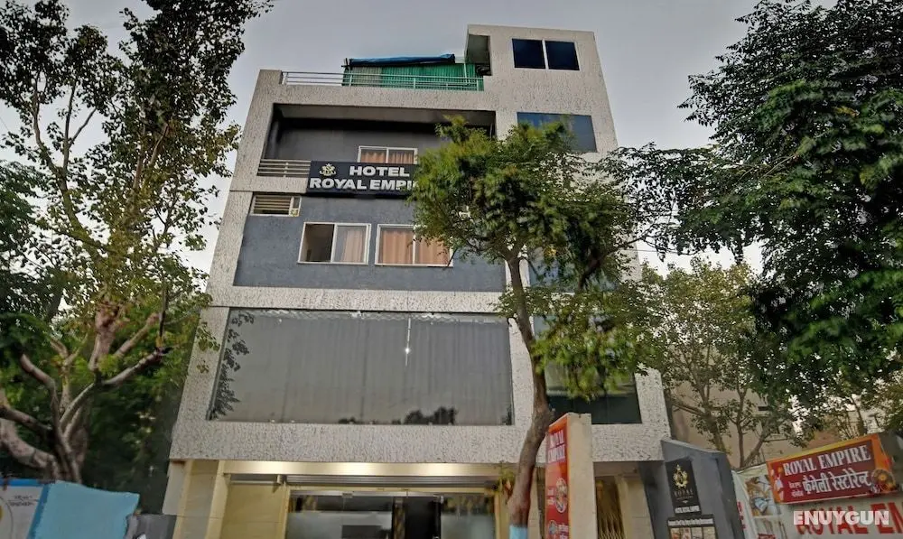 Treebo Trend Royal Empire Indore - Dış Mekan