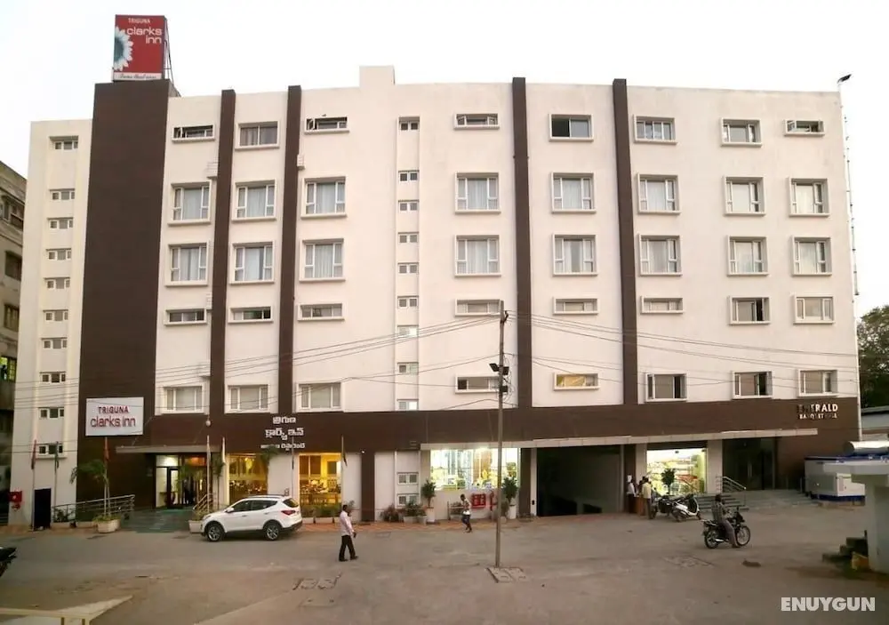 Triguna Clarks Inn - Dış Mekan