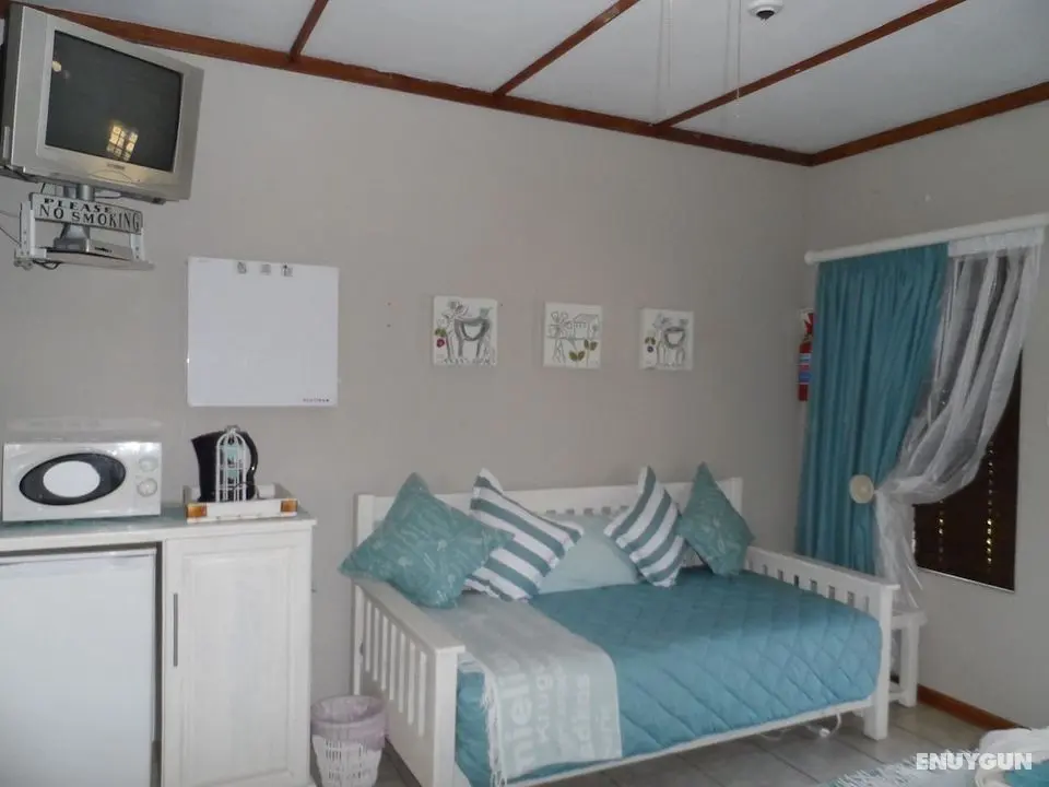 Tripple Room 3 Singlesking Single Cherry Lane Self Catering and BB - Mülk Olanakları